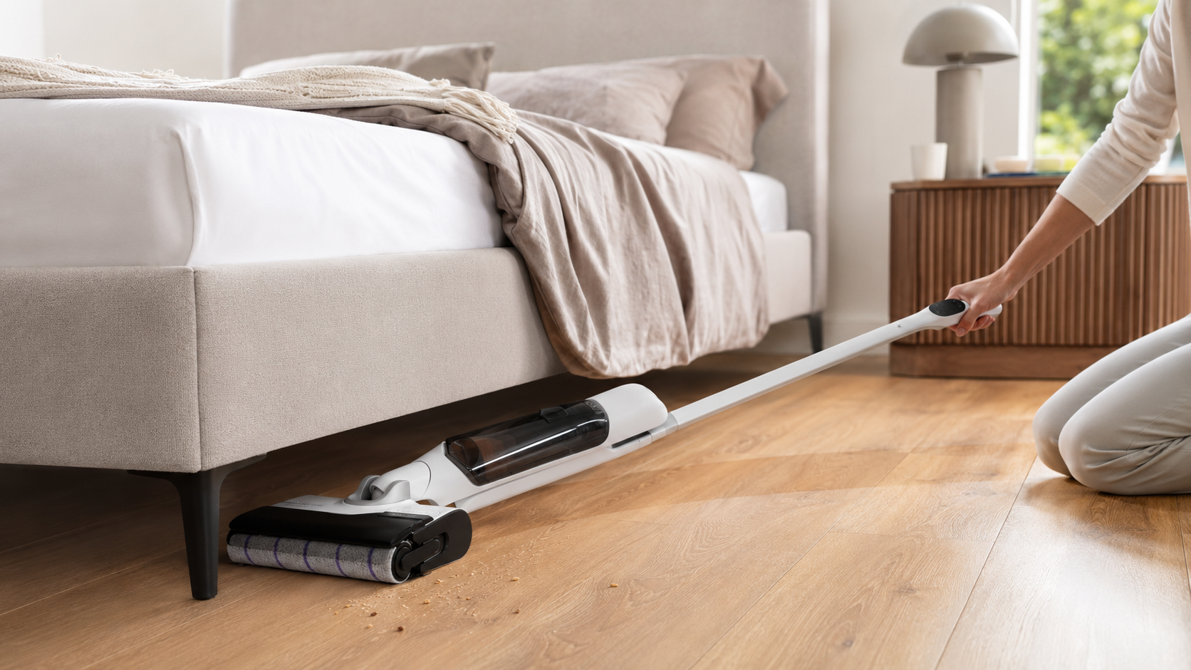 Base de charge et de nettoyage automatique d'un aspirateur balai laveur sans fil