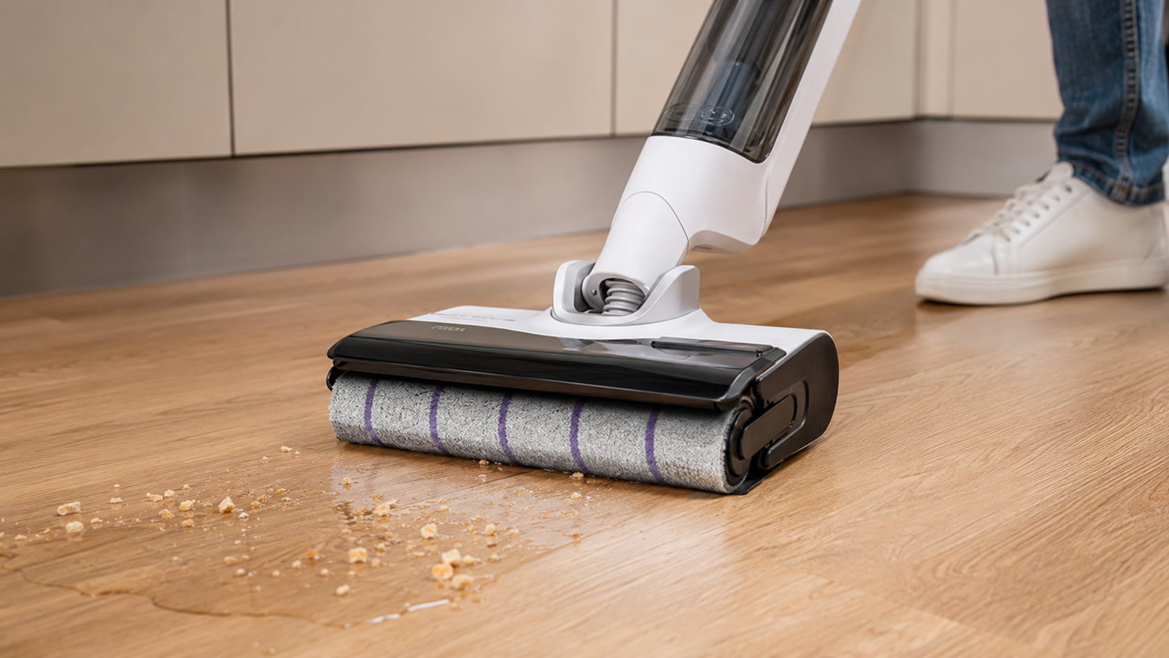 Aspirateur laveur sans fil posé sur sa base de charge